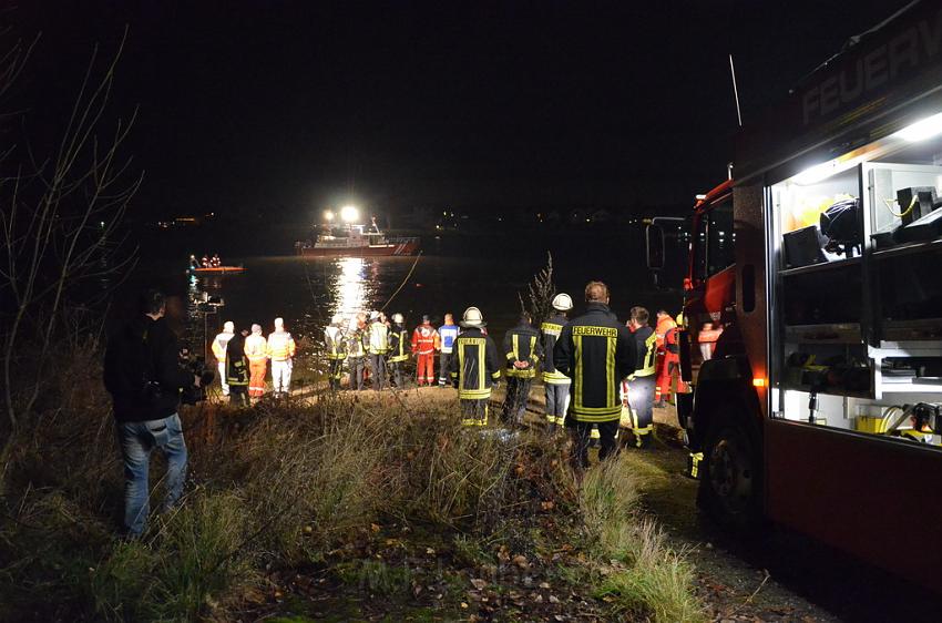 Einsatz BF Koeln PKW im Rhein Mondorf Hersel P127.JPG